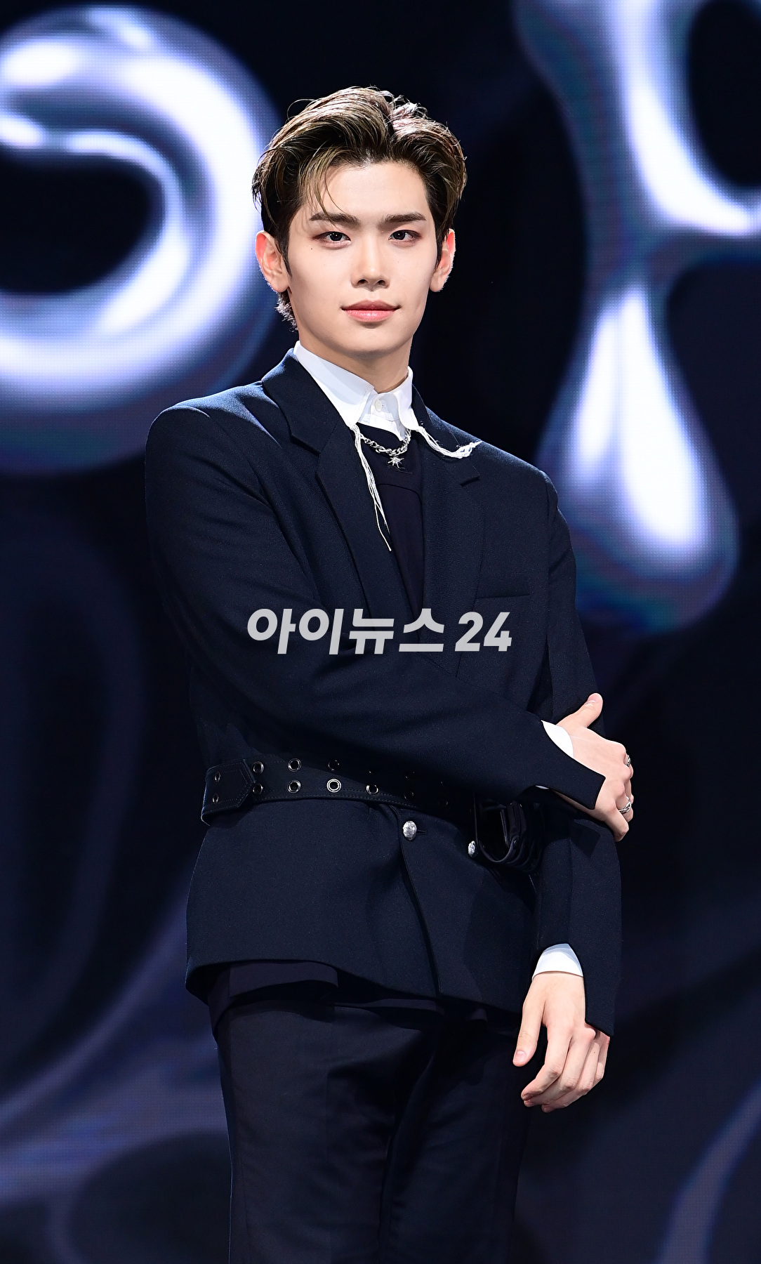 그룹 제로베이스원 김태래가 6일 오후 서울 광진구 예스24라이브홀에서 열린 제로베이스원(ZEROBASEONE) 두 번째 미니앨범 '멜팅 포인트'(Melting Point) 발매 기념 쇼케이스에서 포토타임을 갖고 있다. [사진=정소희 기자]