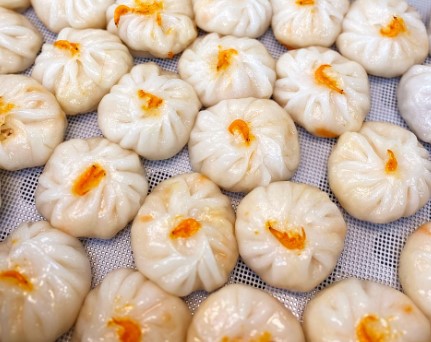 만두가 찜기에서 완성된 모습