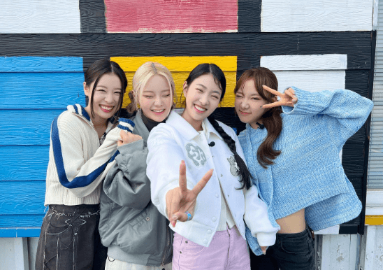 피프티 피프티 멤버들의 단체사진