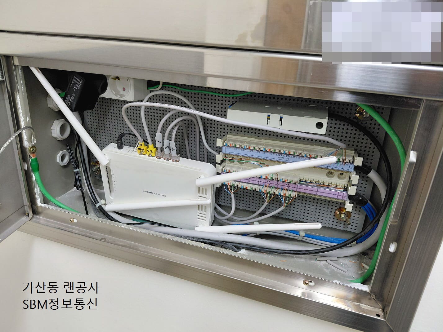 ▲ 각 포트별로 라벨링 작업과 타이 정리를 통해 추후 장애 발생 시 즉각적인 대처가 가능하도록 세팅했습니다.