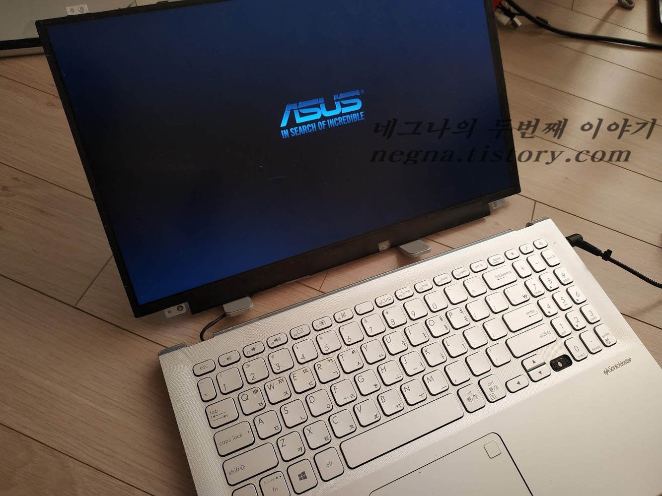 스탠드에 올려두고.