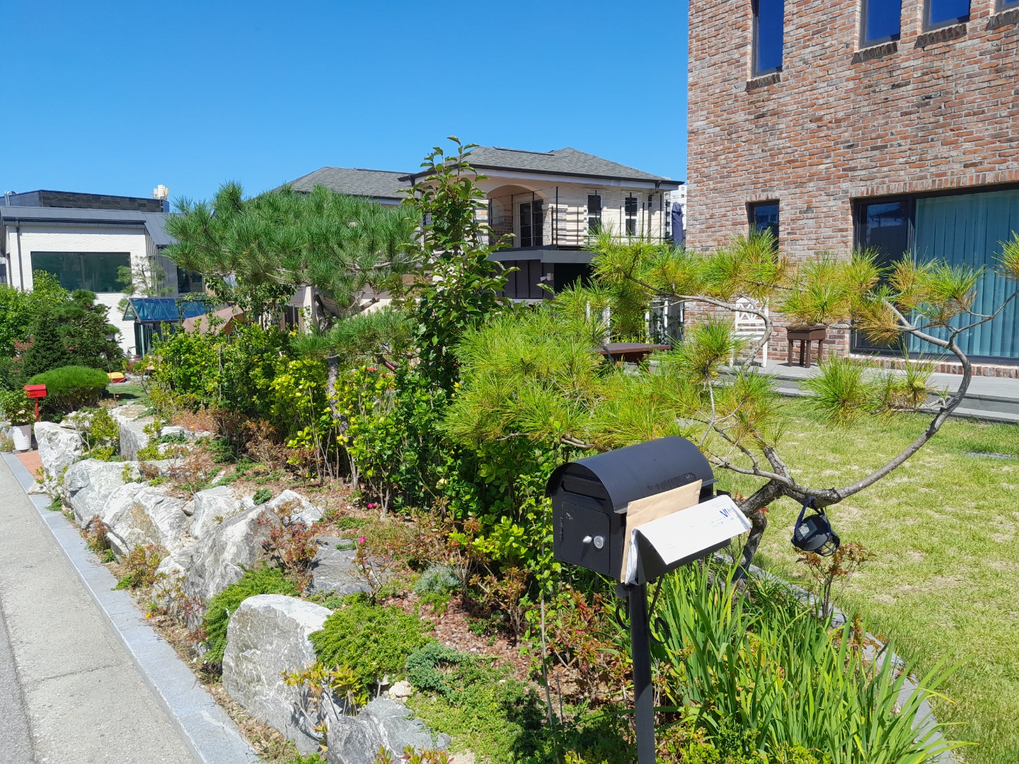 전원주택 조경석 쌓기