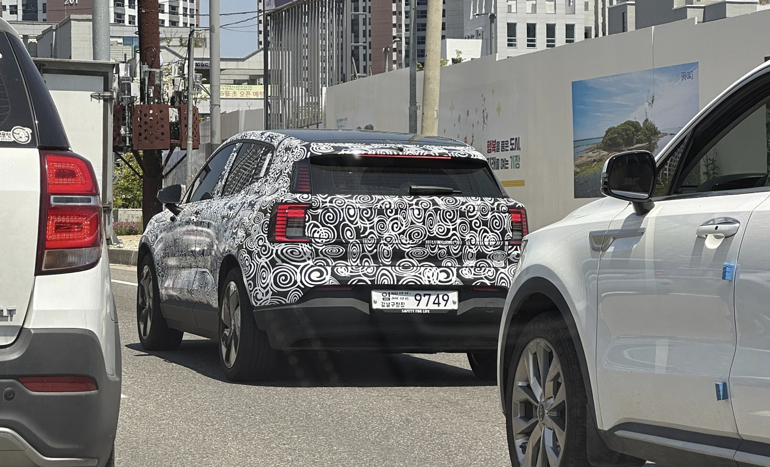 볼보자동차의 프리미엄 컴팩트 전기 SUV 'EX30'이 국내에서 테스트 중인 모습이 포착돼 이목을 끈다.