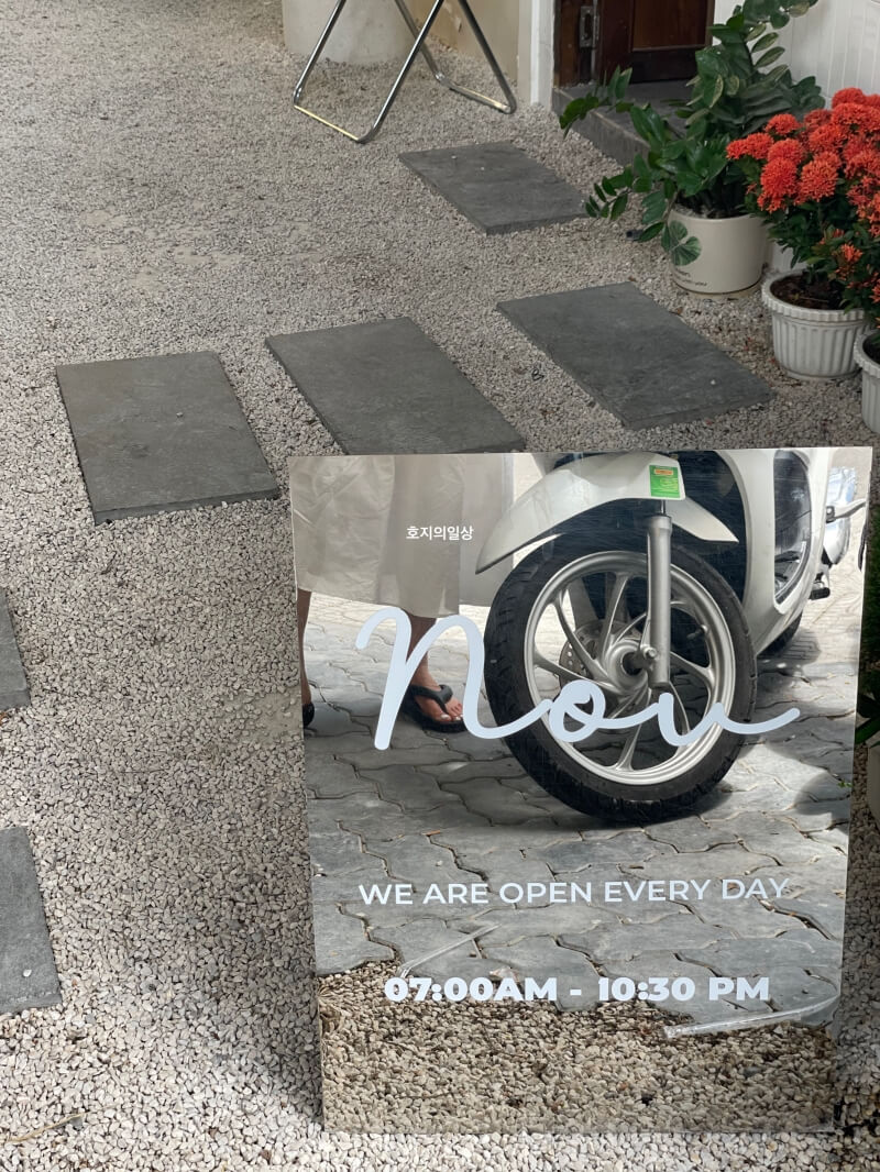 나트랑 시내 감성 카페 노브 커피 - 매장 입간판