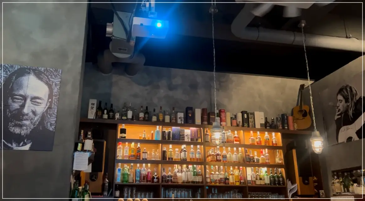 장위동-나씽벗-바-좌석에-위치한-메인-바