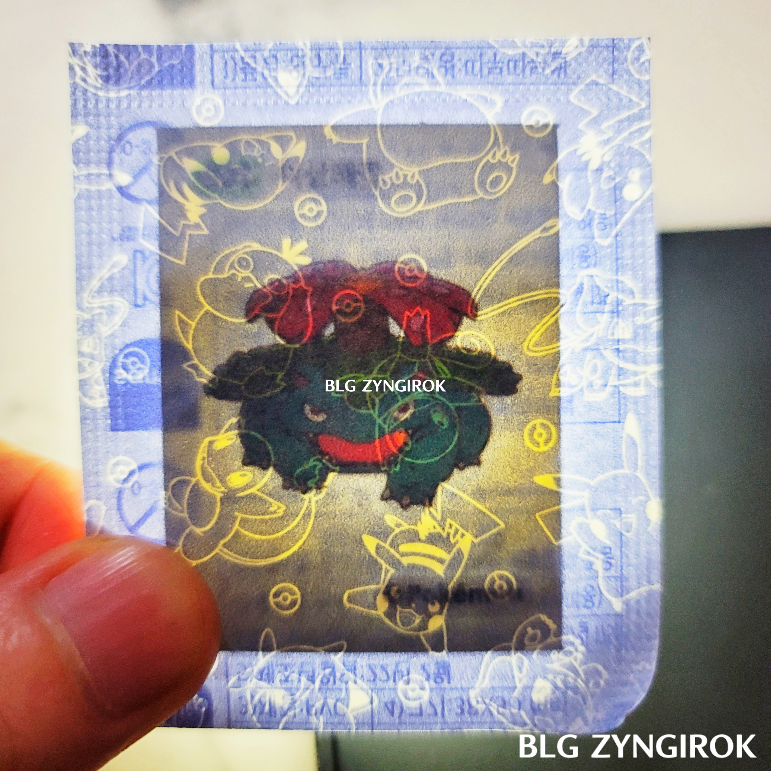 띠부띠부씰-이상해씨를-들고있다.