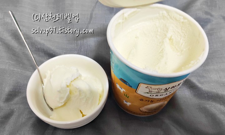 상하목장 유기농 아이스크림 밀크 474ml 1통과 그릇에 떠놓은 모습