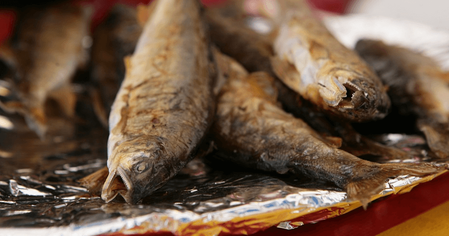 맛있게 구워져 있는 조기들