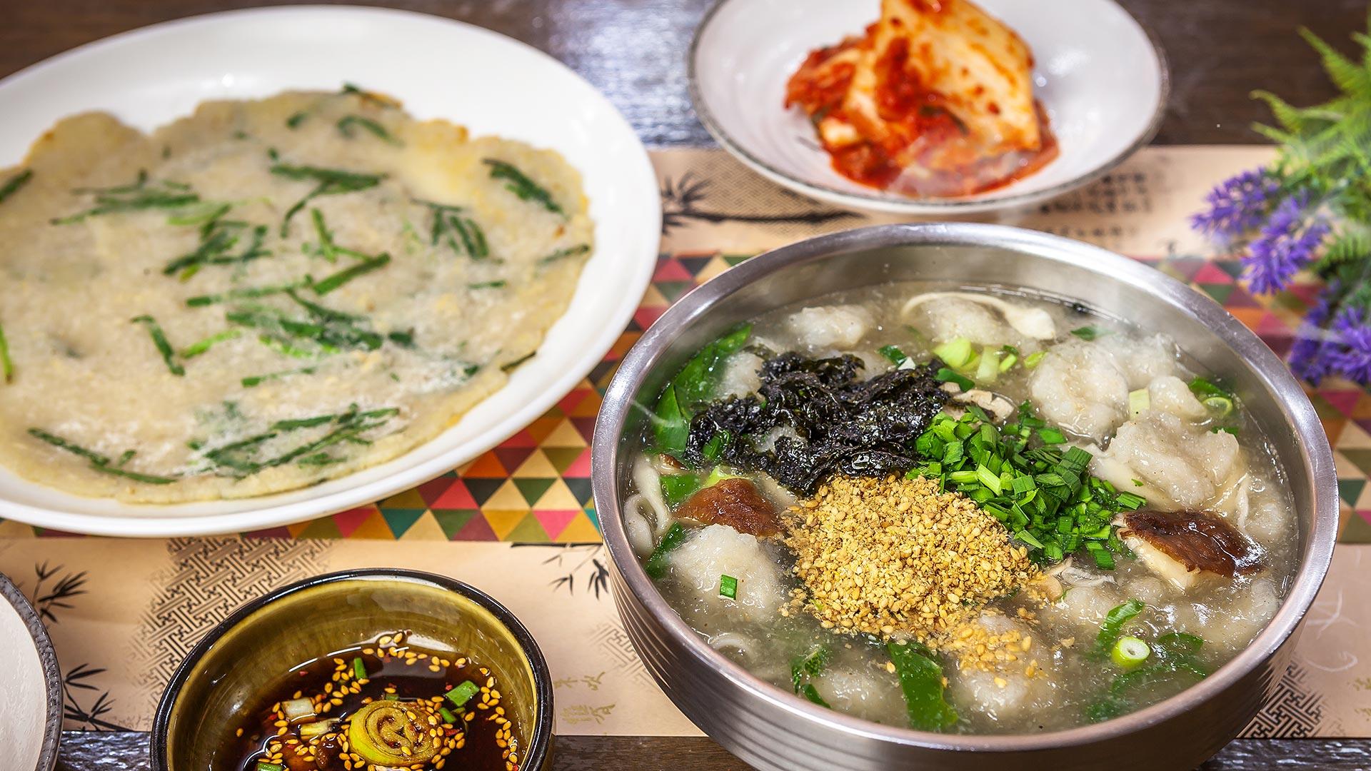 옹심이탕과 감자 부침개 모습