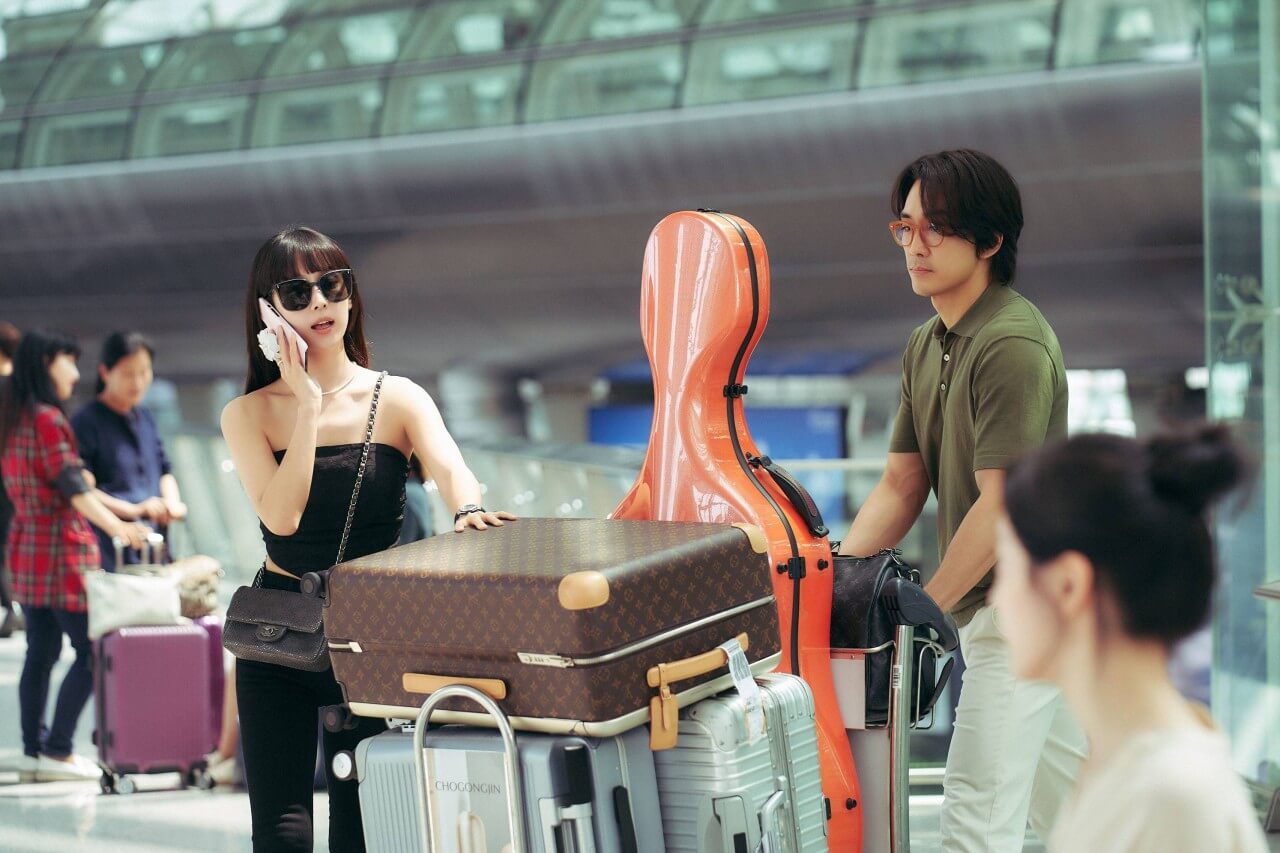 성진과 수연이 도착한 공항에서 수연을 멀리서 기다리는 미주