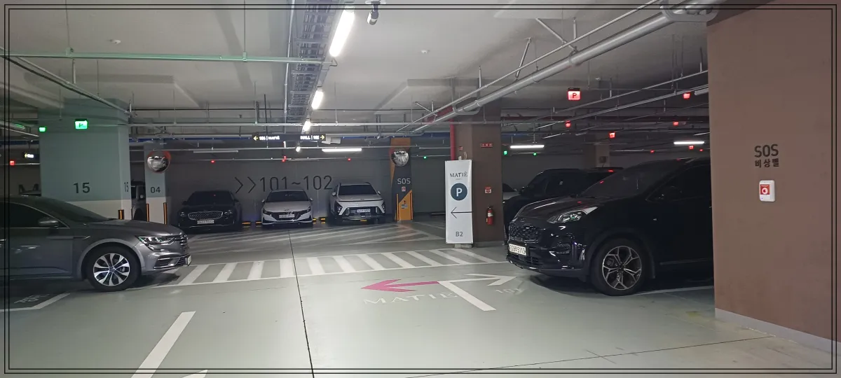 지하주차장-전면에-101동과-102동이라고-써있고-그앞에-차-3대-주차-가장자리에-차량이-몇대-서있음-아파트의-흔한-주차장-모습