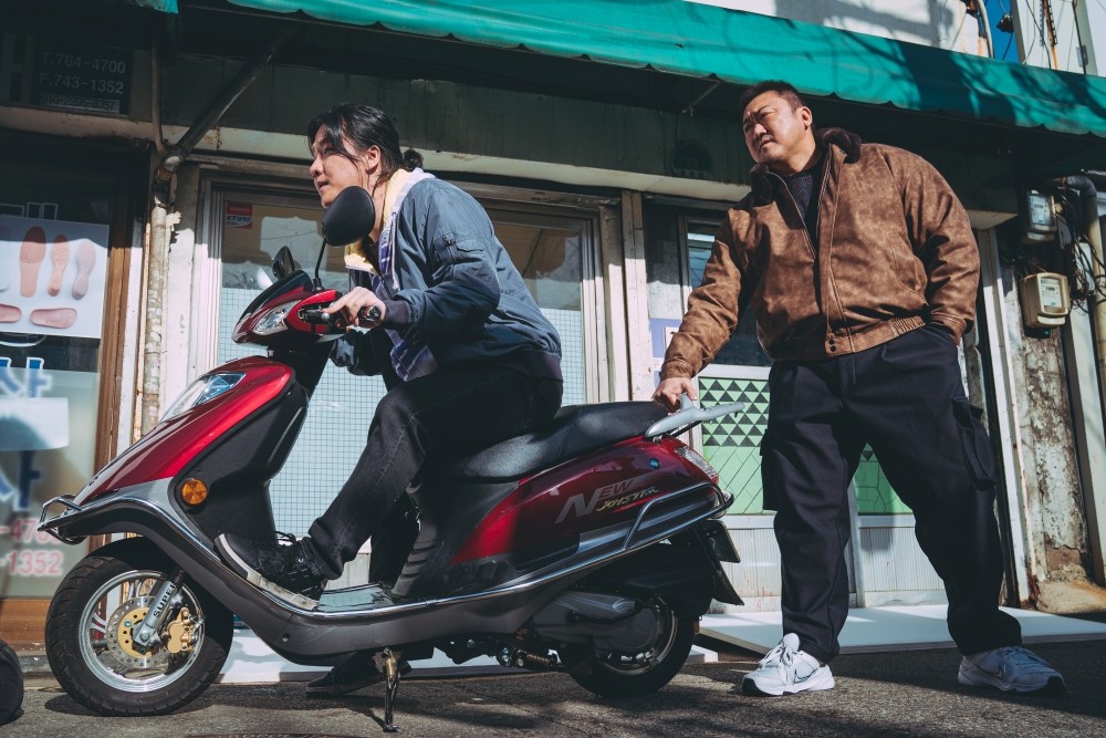 마동석이 잡으면 오토바이도 안움직임