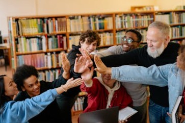 하이파이브 하는 사진