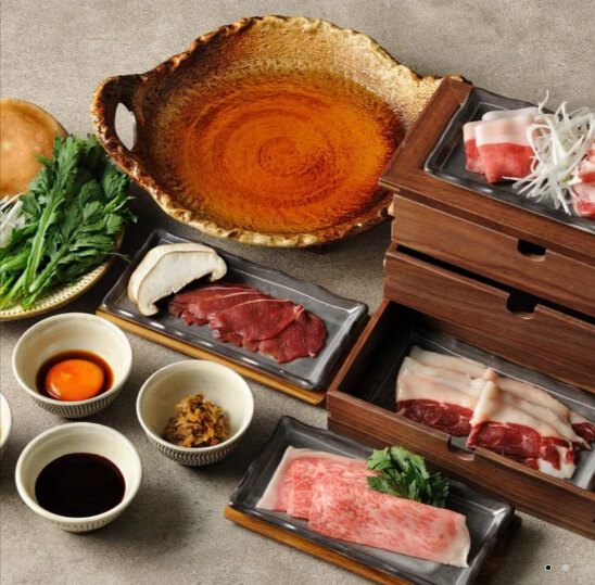 카이 유후인의 특별 메뉴로 제공되는 전골 재료 세트, 다양한 고기와 야채가 정갈하게 담긴 모습