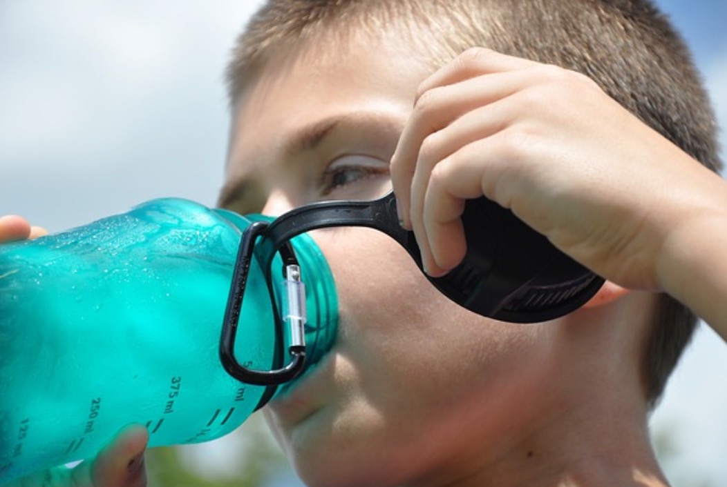 물마시는 어린이