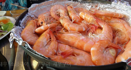 새우를 호일을 이용해서 굽고 있는 사진.