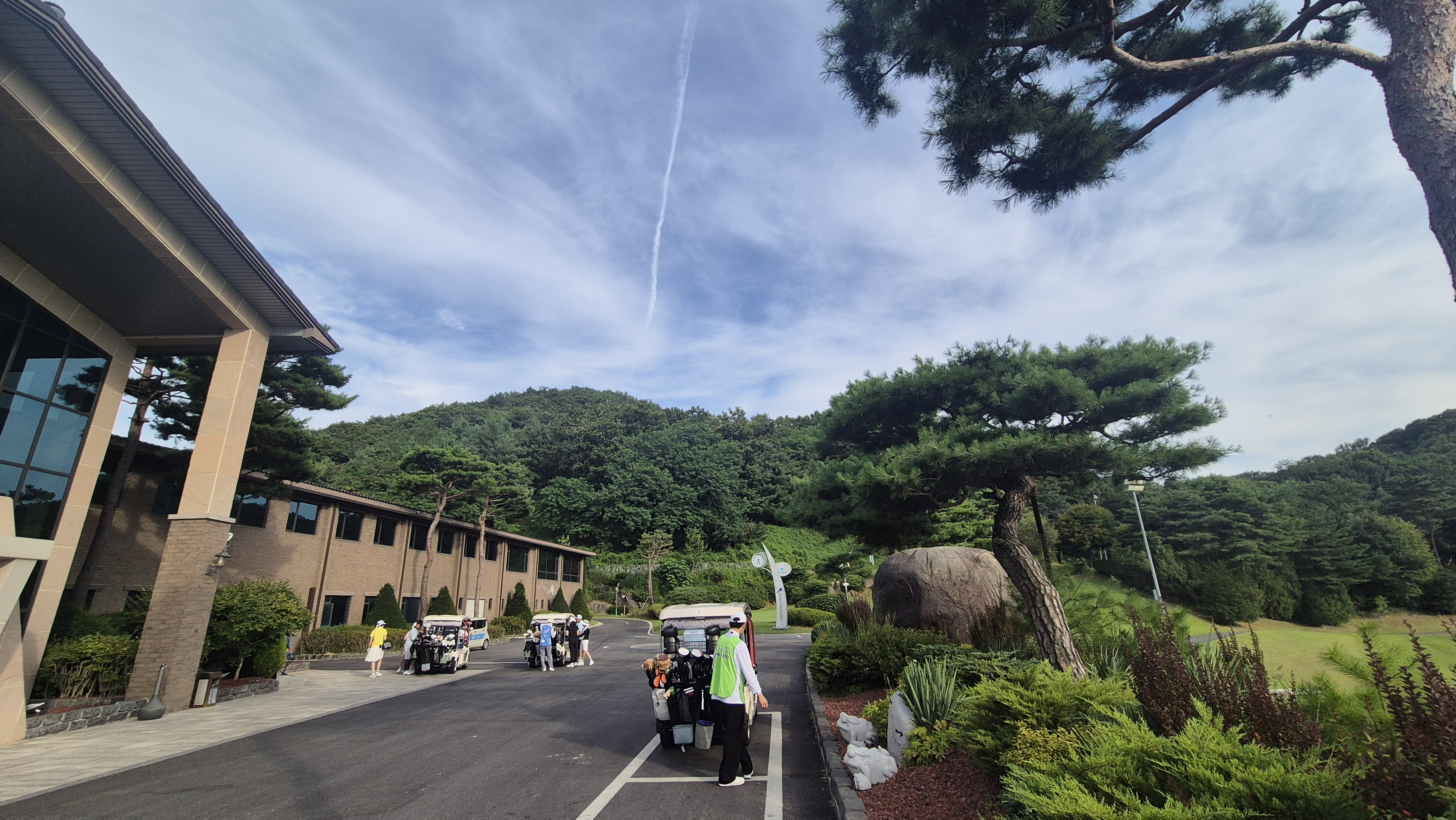 충주 골프장 대영베이스 클럽하우스 전경과 주차된 카트모습