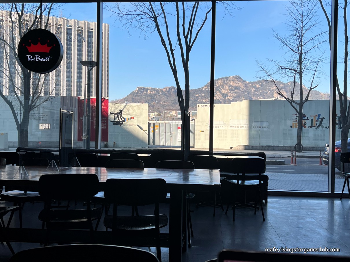 폴바셋 광화문점에서 바라본 인왕산 자락