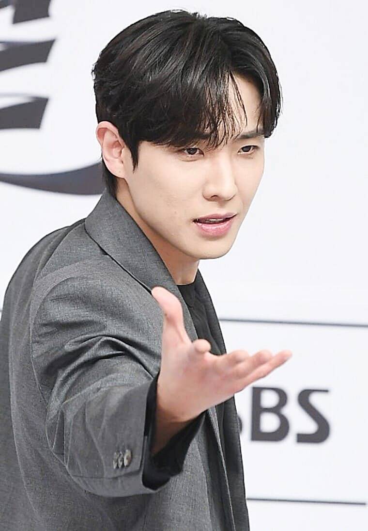 배우-이준