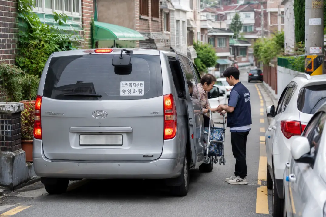 사회복지사 송영 업무 좁은 골목길 승합차 운전