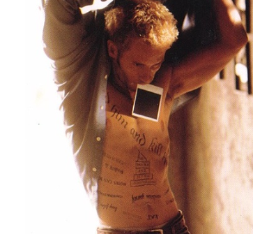 영화 메멘토의 한 장면(주인공)