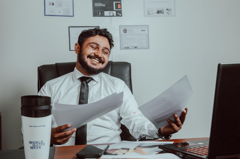 서류를 들고 웃고 있는 직장인 남성