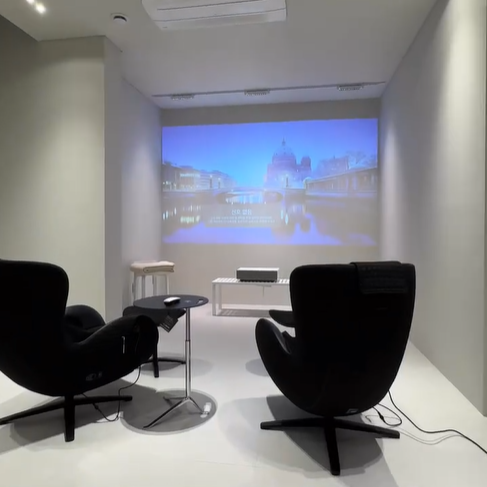 극장이 집안에 있어 영화 보고싶은때 아무때나 즐길수 있다.