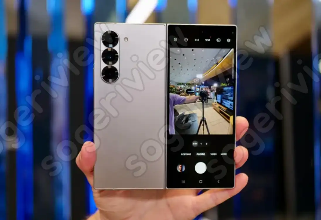 열린 삼성 갤럭시 Z 폴드 6을 들고 있는 사람