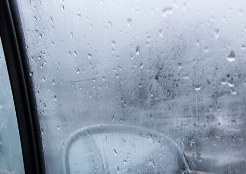자동차 유리 습기