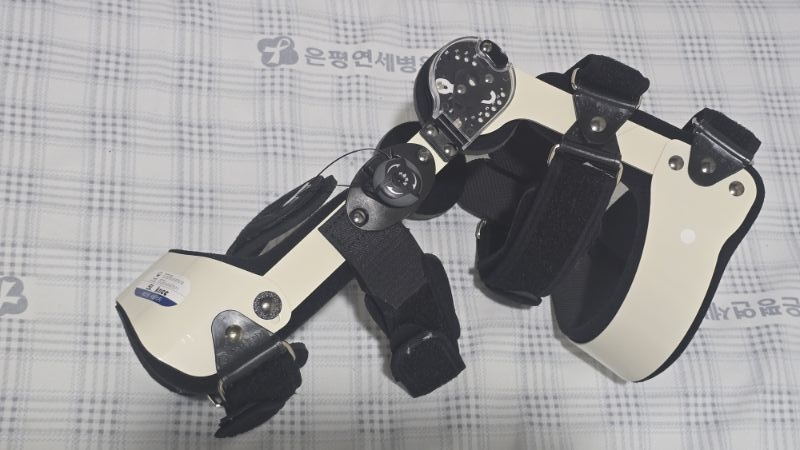 수술 직후 착용하는 각도 조절 가능한 무릎 보행 보조기