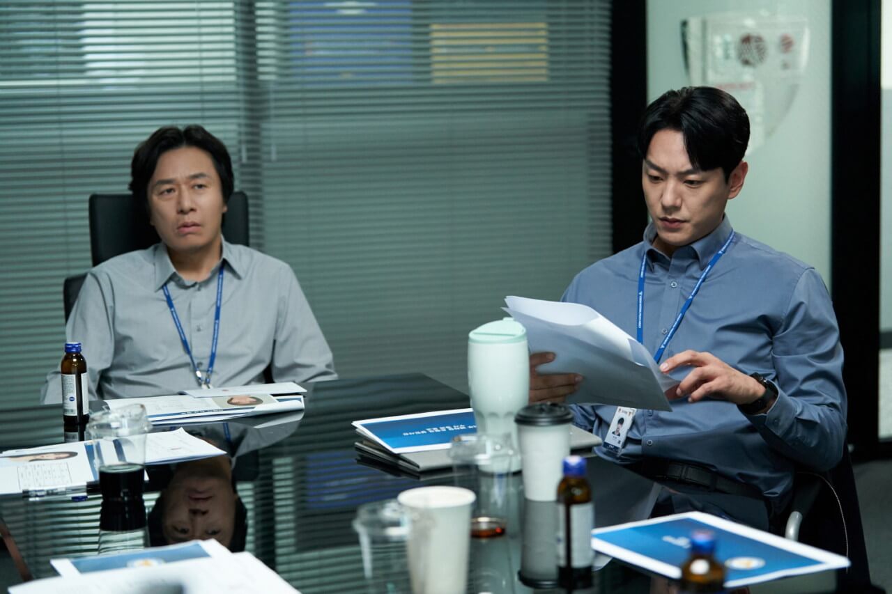 연쇄살인을 수사 중인 경찰 기훈