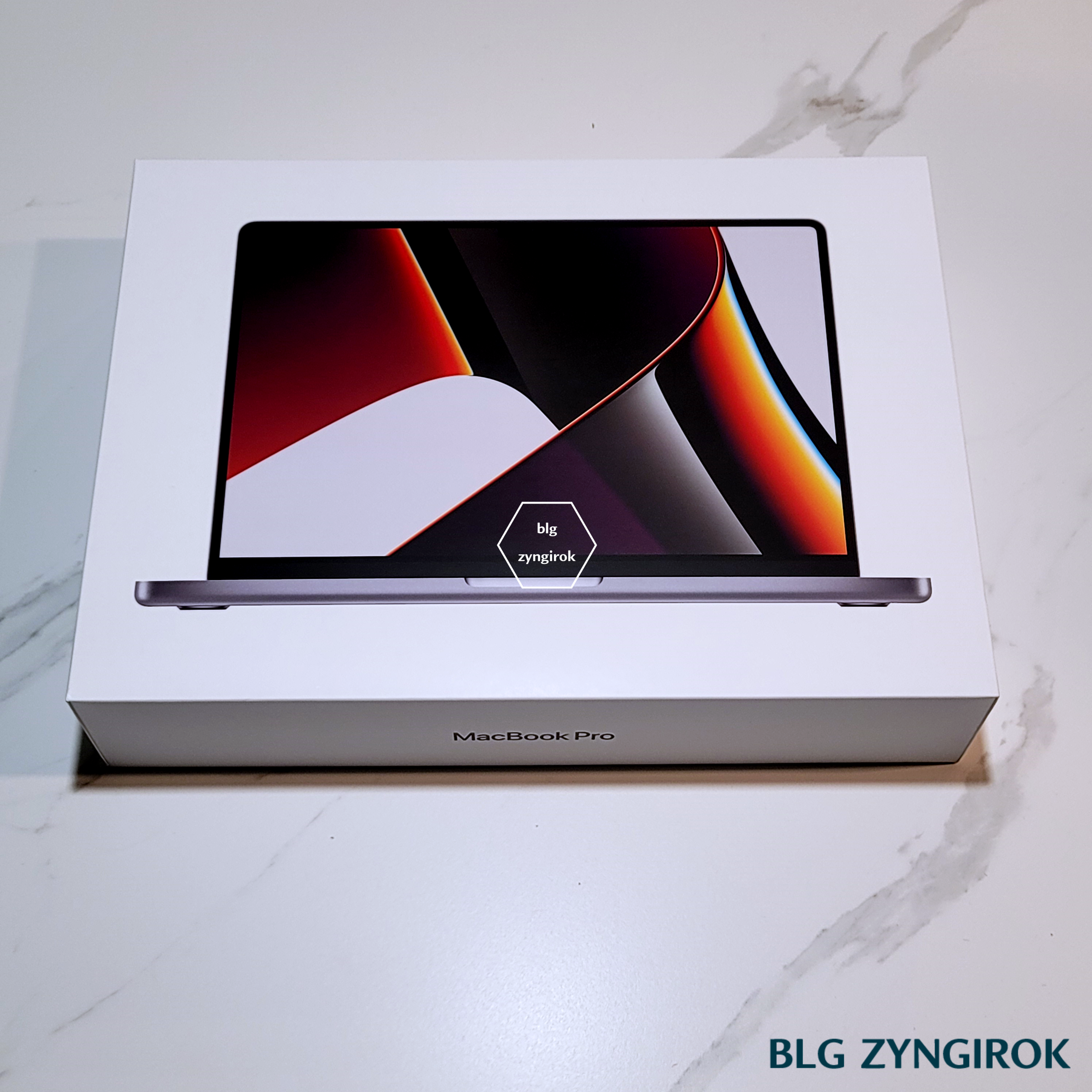 비닐-포장을-벗겨낸-맥북프로