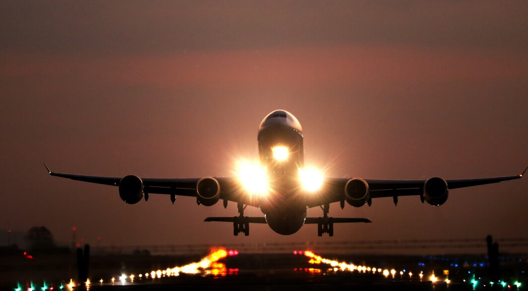 이륙하는 비행기