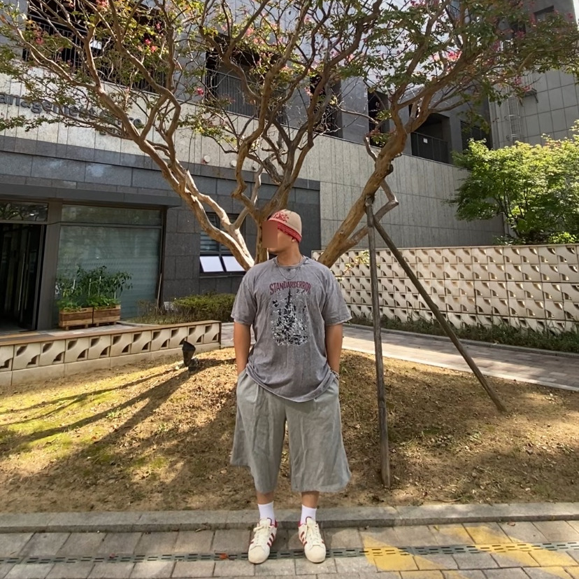데일리룩('26. 9. 20.)오가프 노르딕패턴 자카드 울 니트 비니, 스탠다드에러 피그먼트 티셔츠, 무신사스탠다드 와이드 버뮤다 팬츠, 갓디스 삭스, 아디다스 슈퍼스타 82레드