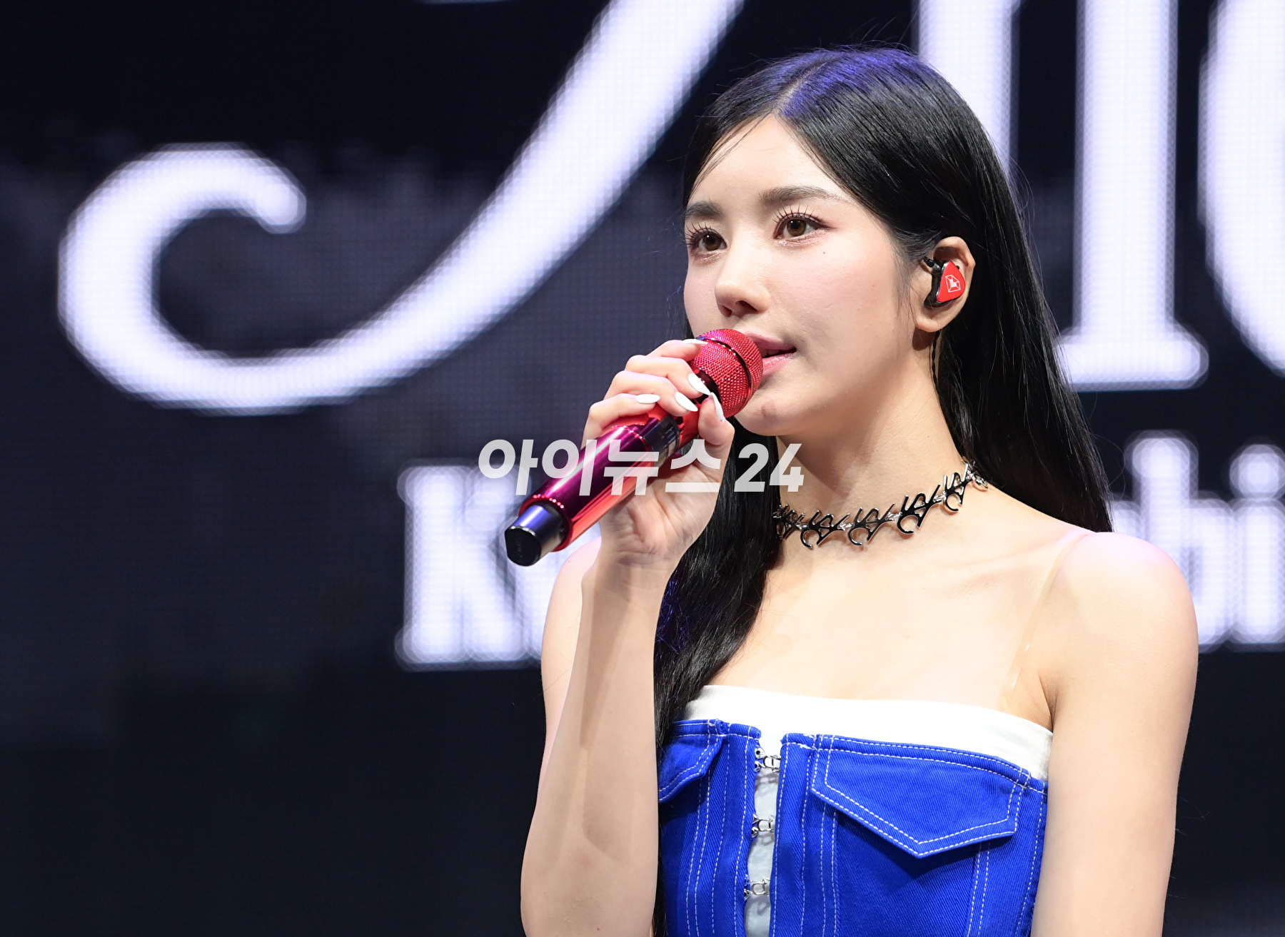 가수 권은비가 2일 오후 서울 용산구 블루스퀘어에서 진행된 첫 번째 싱글앨범 '더 플래시(The Flash)' 발매 기념 쇼케이스에 참석하고 있다. [사진=정소희 기자]