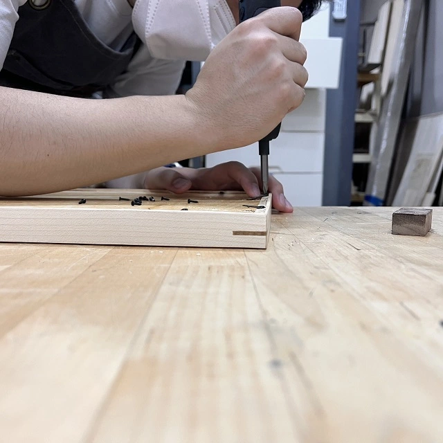 액자 제작 중인 POZIP 작가 2