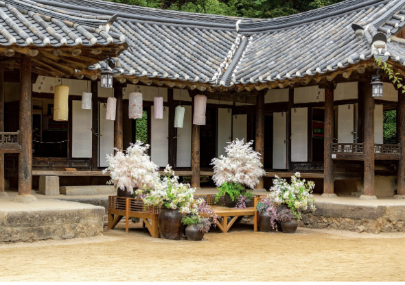 민속촌의 그림자: 지역 테마촌의 명암과 재생 이야기