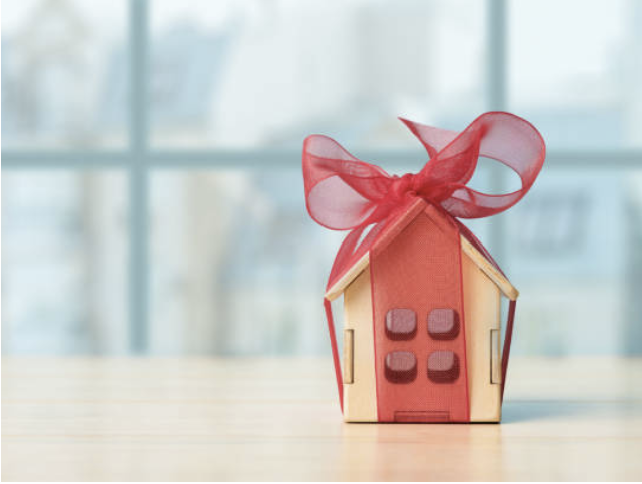 집을 선물끈으로 묶은 이미지입니다.