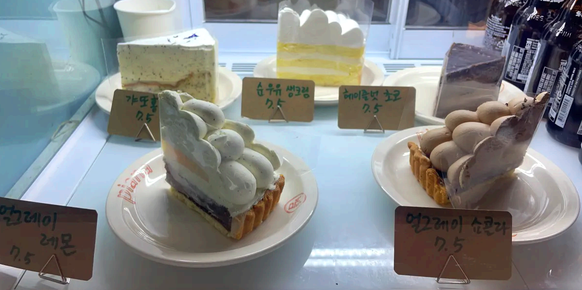 카페피아나-디저트-케이크냉장고-안에-다섯종류의-케이크가-진열