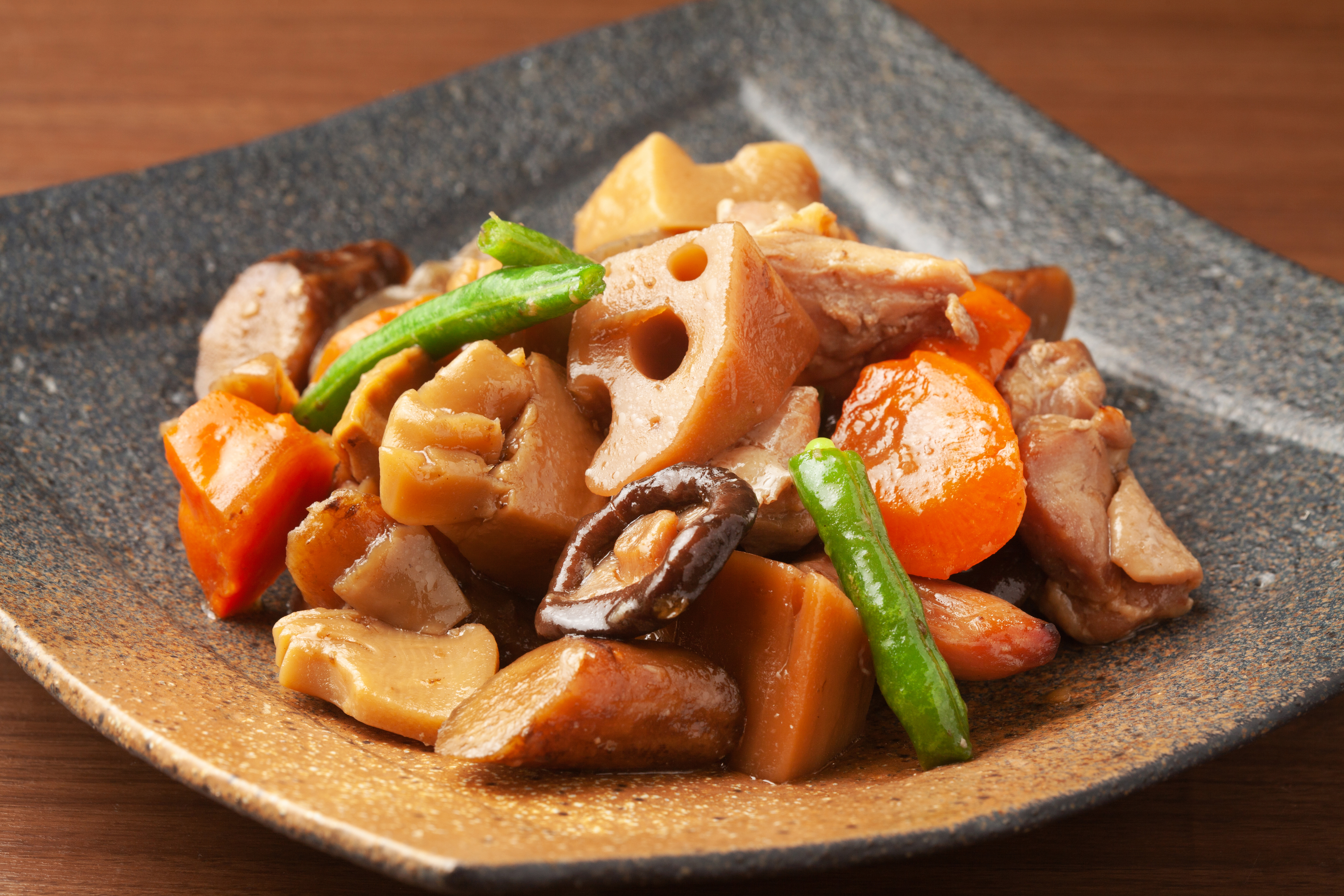 가을철 다이어트 점심 식단 &mdash; 연근, 버섯, 닭가슴살, 채소로 만든 건강한 저칼로리 요리