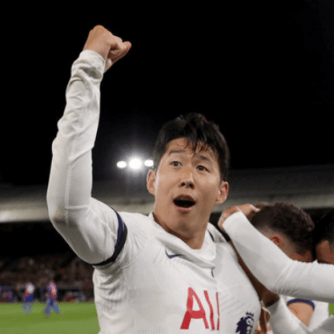 오른손을 높이들고 포효하는 손흥민