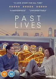 Past Lives 회전목마 앞에서 두 주인공이 마주보며 앉아있는 장면