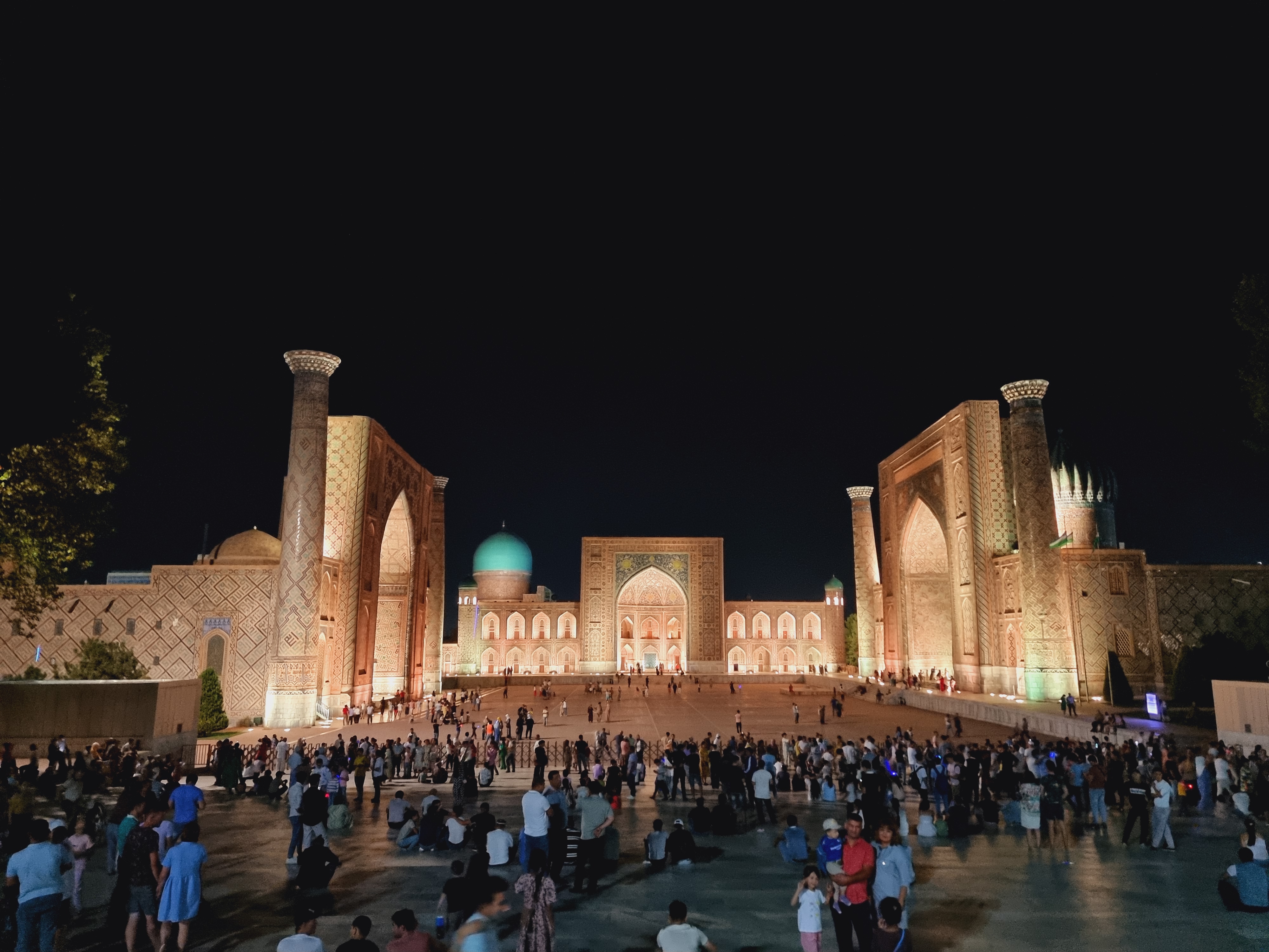 레기스탄 광장의 아름다운 야경