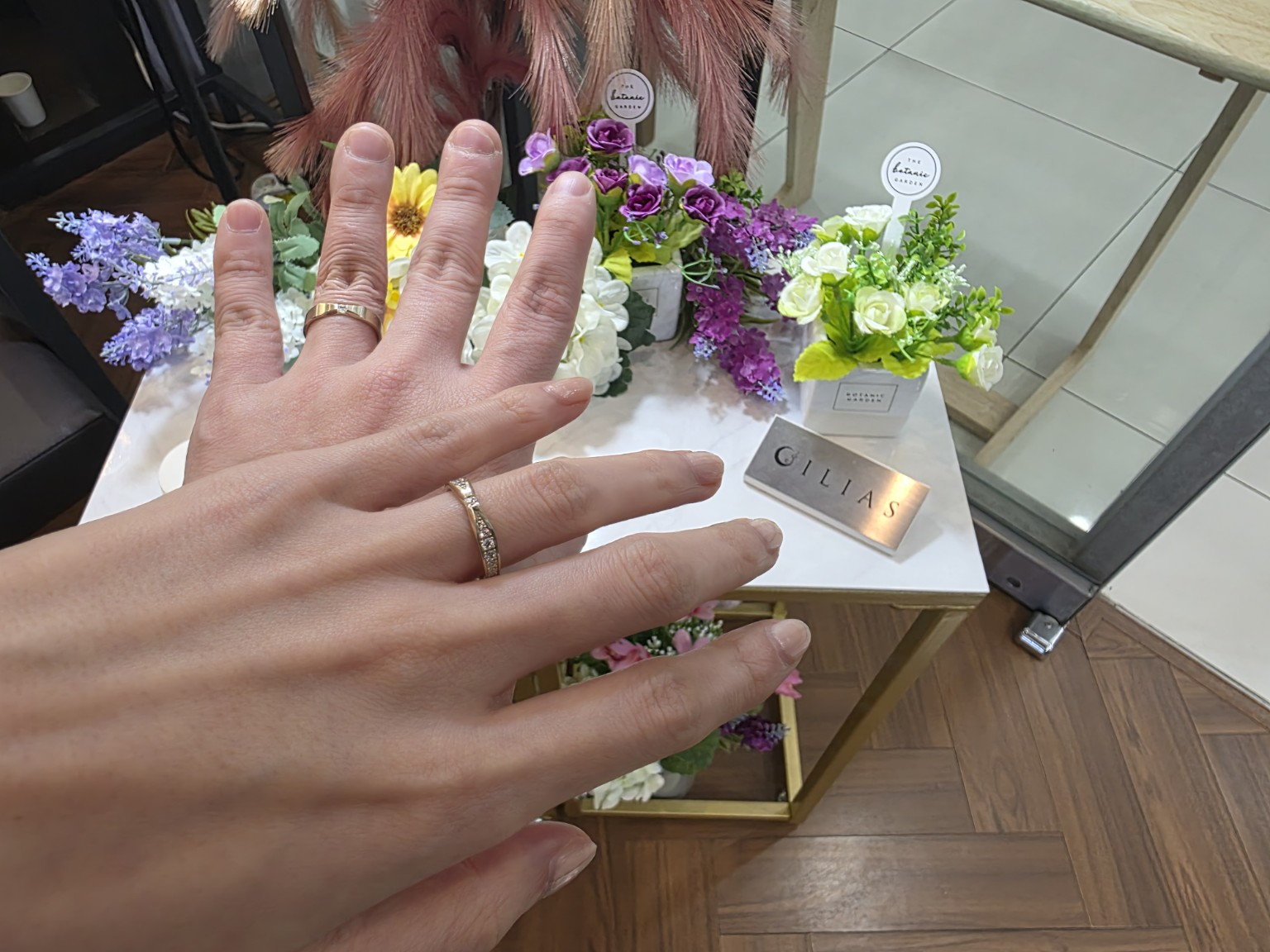 커플이 양손을 포개고 반지 사진