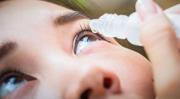 결막염 약투여 장면