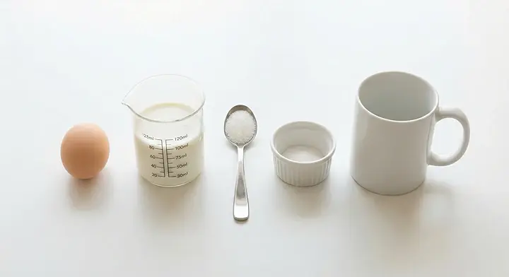 계란 1개와 우유 120ml, 설탕, 소금을 머그컵과 함께 준비한 재료 사진