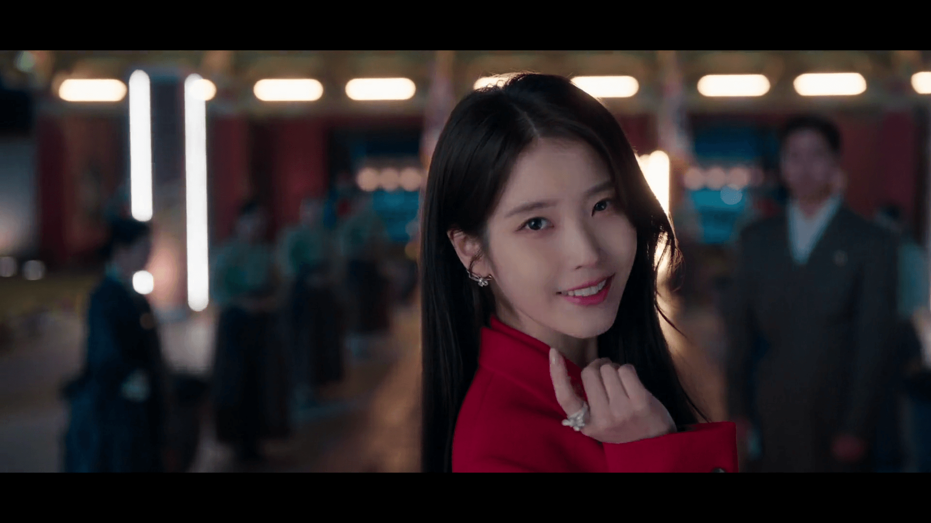 성희주 아이유 레드슈트