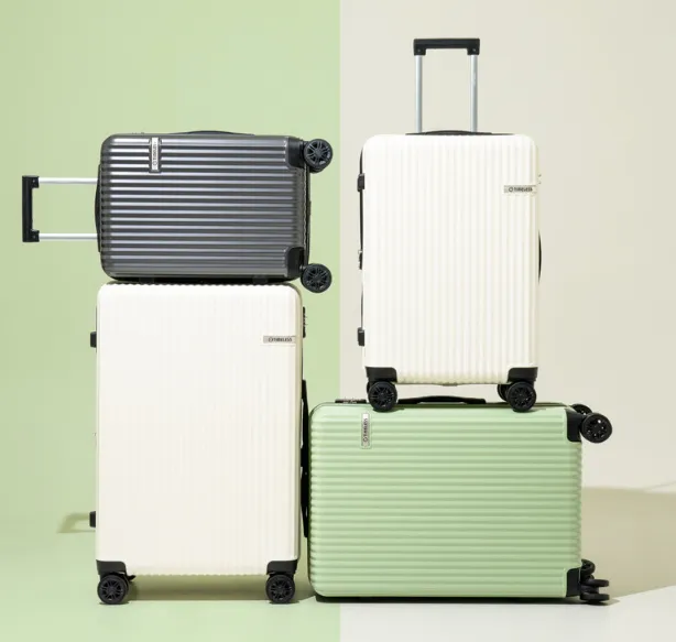 캐리어가-쌓여있음-총-4개-아래2개-위에-2개-아래-캐리어는-화이트-민트색-위에-캐리어는-그레이-핑크