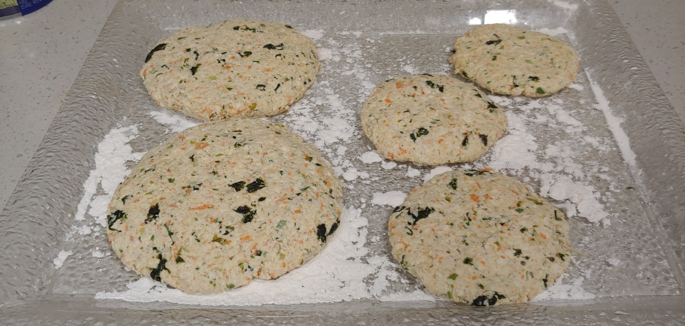 왼쪽 2개가 어른용으로&#44; 오른쪽 3개는 작게 아이용으로 빗었습니다.