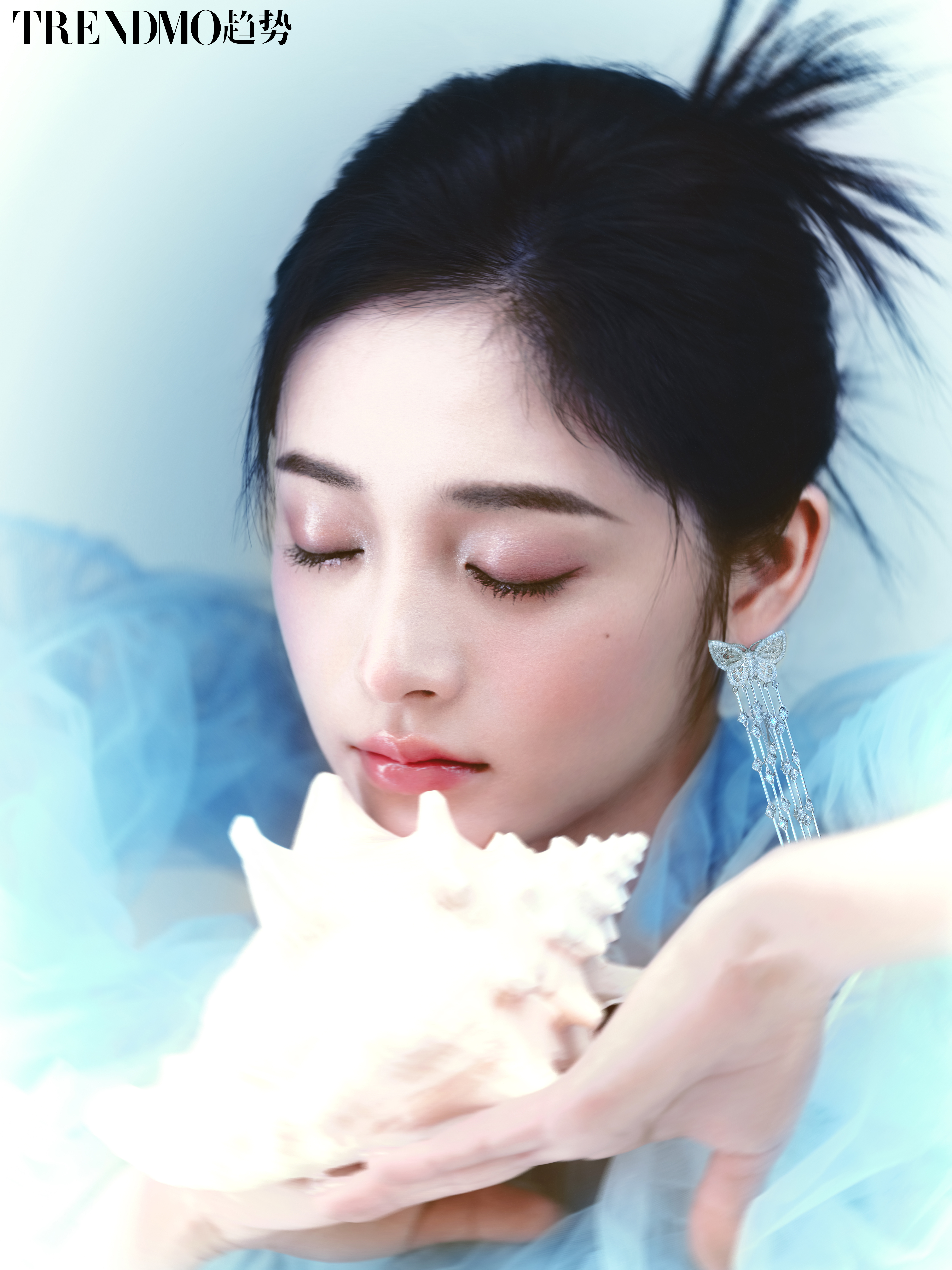 소라를 앞에 두고 따스히 느끼는 주결경